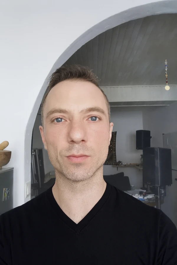 Maxime, masseur intuitif proposant massages holistiques